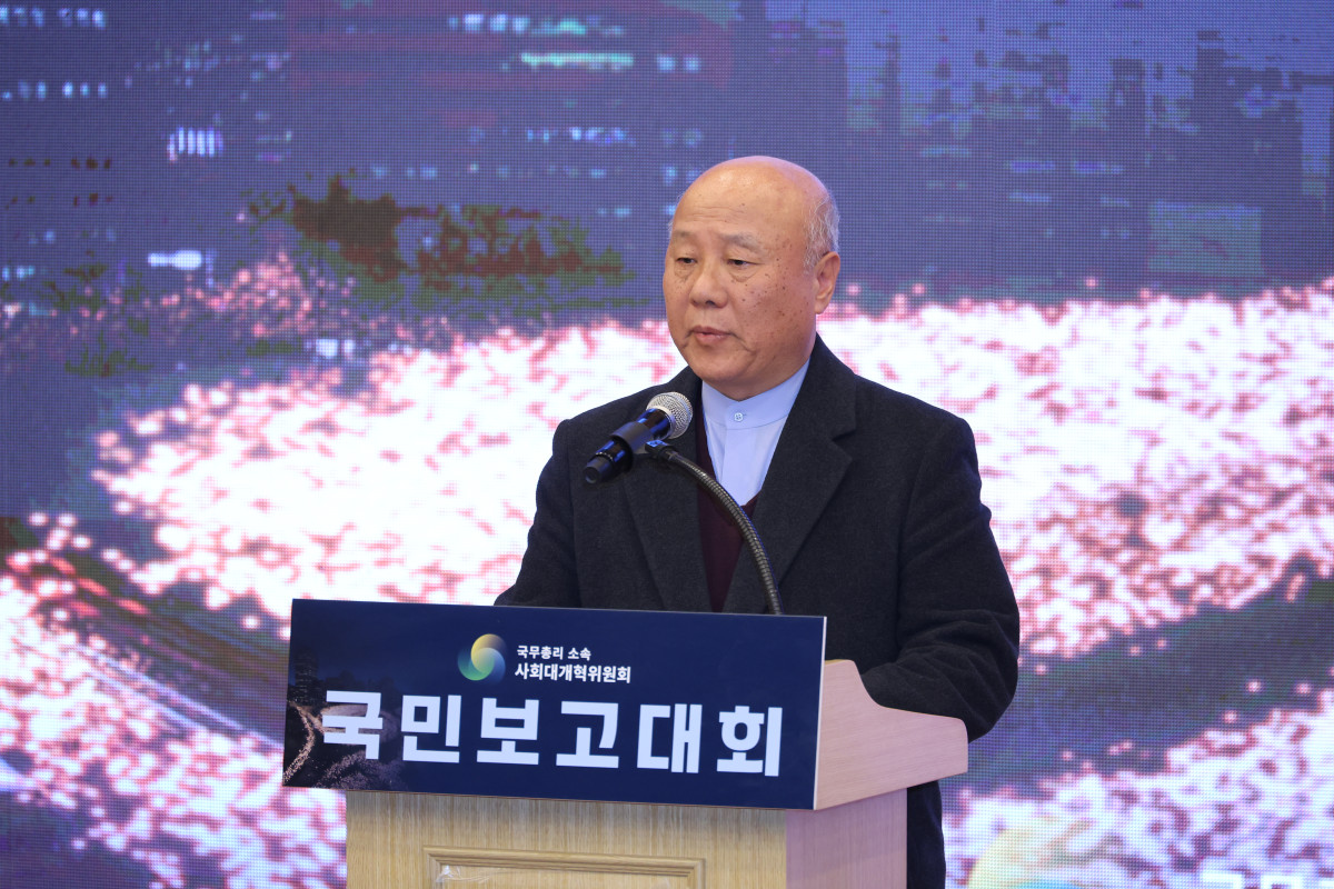 ▲박석운 사회대개혁위원회 위원장이 10일 오후 서울 여의도 국회 도서관에서 열린 사회대개혁위원회 국민보고대회에서 개회사를 하고 있다. (뉴시스)