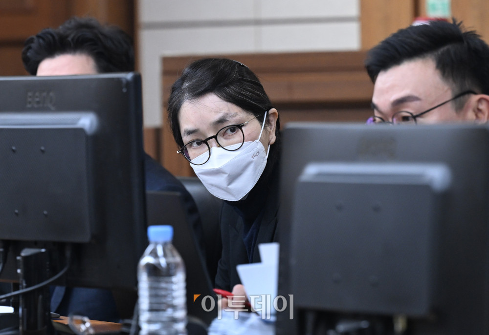 ▲도이치모터스 주가조작과 명태균 공천개입, 통일교 청탁·뇌물 수수 의혹 혐의 등으로 구속기소 된 김건희 씨가 3일 서울 서초구 서울중앙지방법원에서 열린 자본시장법 위반 혐의 결심 공판에 출석하고 있다. 사진공동취재단 (이투데이DB)