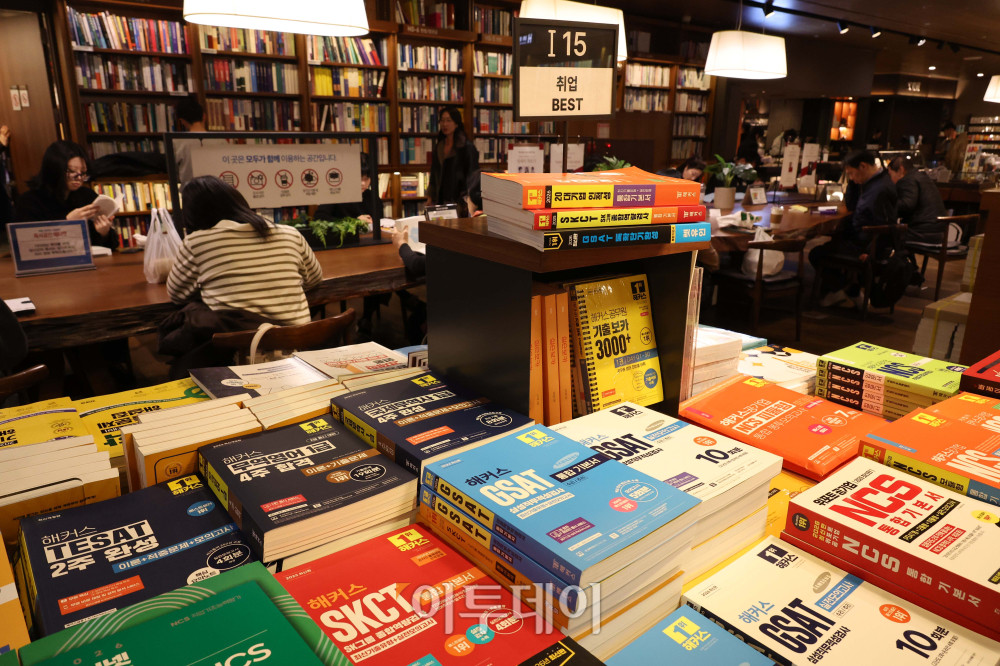 ▲삼성전자와 SK하이닉스 등 국내 주요 기업들이 상반기 신입사원 채용에 나선다. 이번 공채에는 삼성전자·삼성물산·삼성바이오로직스 등 18개 계열사가 참여하며, SK하이닉스도 기술·사무직 신입사원을 모집한다. 사진은 10일 서울 종로구 교보문고 광화문점에 진열된 취업 관련 서적. 고이란 기자 photoeran@
