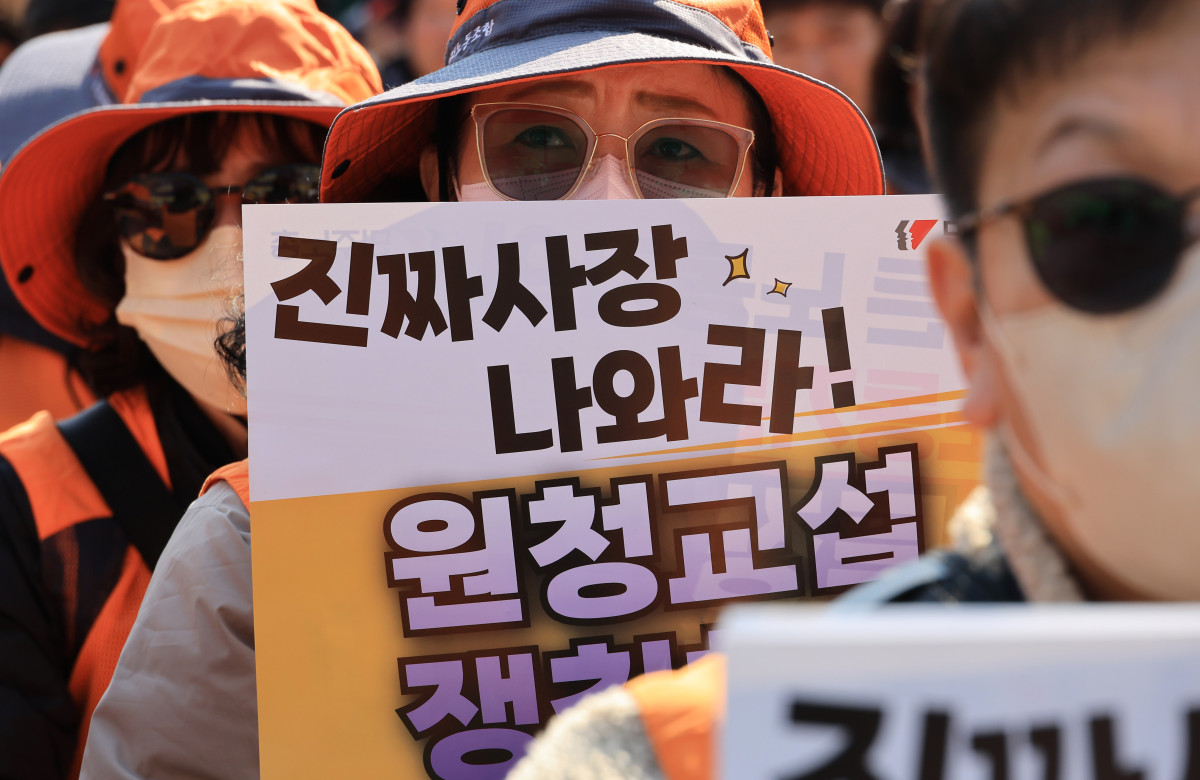 ▲'노란봉투법'(노동조합 및 노동관계조정법 2·3조 개정 법률) 시행 첫날인 10일 서울 세종로에서 열린 민주노총 투쟁 선포대회에서 민주노총 조합원들이 구호를 외치고 있다. (연합뉴스)
