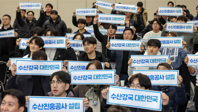 ▲10일 부산항국제컨벤션센터에서 열린 수산진흥공사 설립추진 공동선언대회에서 참석자들이 구호를 외치고 있다. (부산일보 제공)