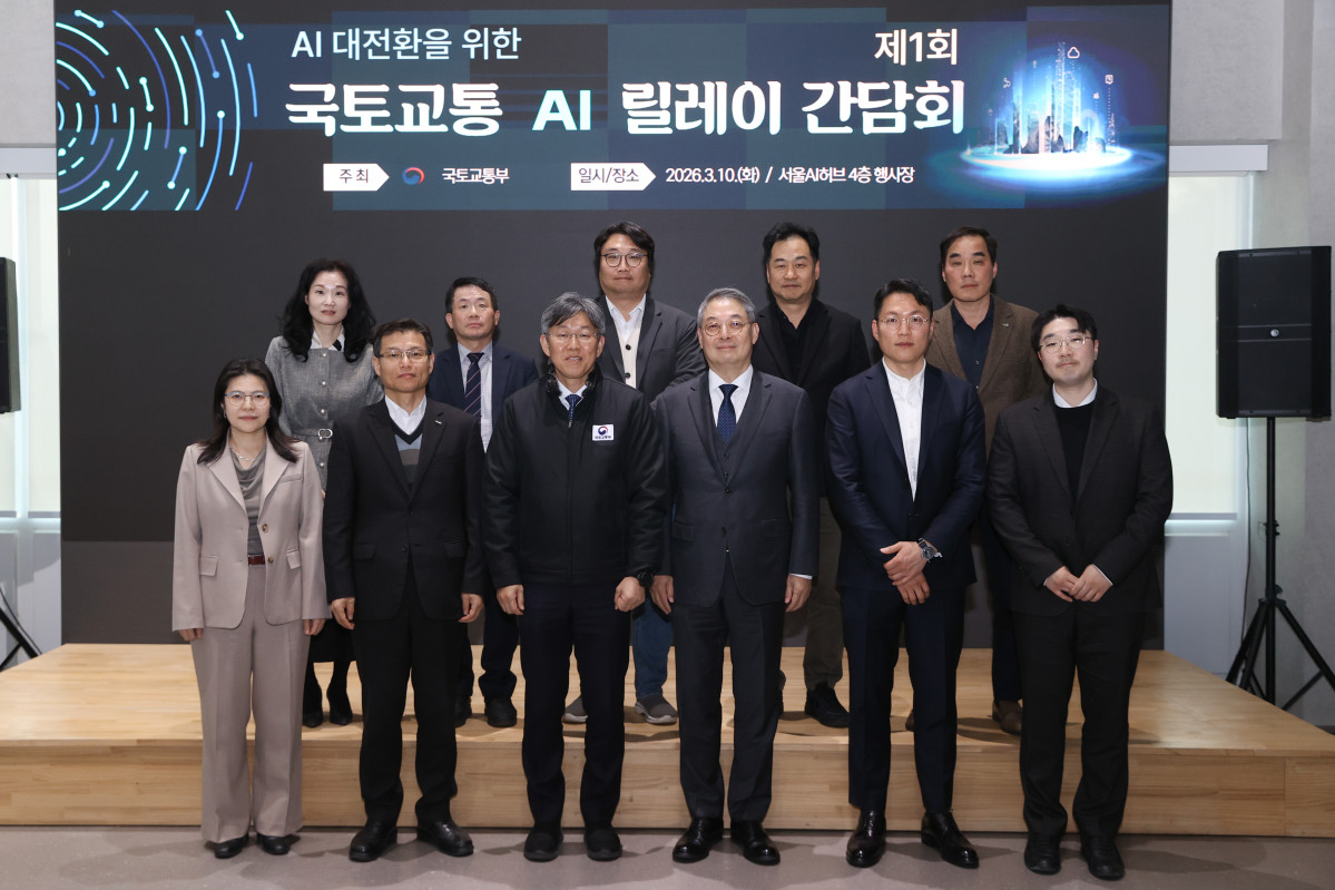 ▲김이탁 국토교통부 제1차관은 10일 오후 서울 AI허브에서 열린 ‘제1회 국토교통 AI 릴레이 간담회’를 주재했다. (사진제공=국토교통부)