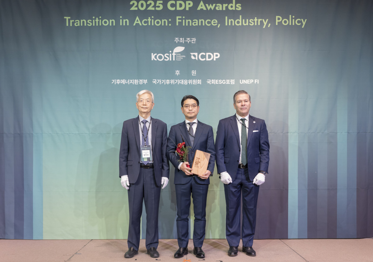 ▲(왼쪽부터)장지인 CDP 한국위원회 위원장,  안상우 신세계 재무담당, 호세 오르도네스 APAC 총괄 대표(CDP Global)가 기념사진을 촬영하고 있다. (사진제공=신세계)