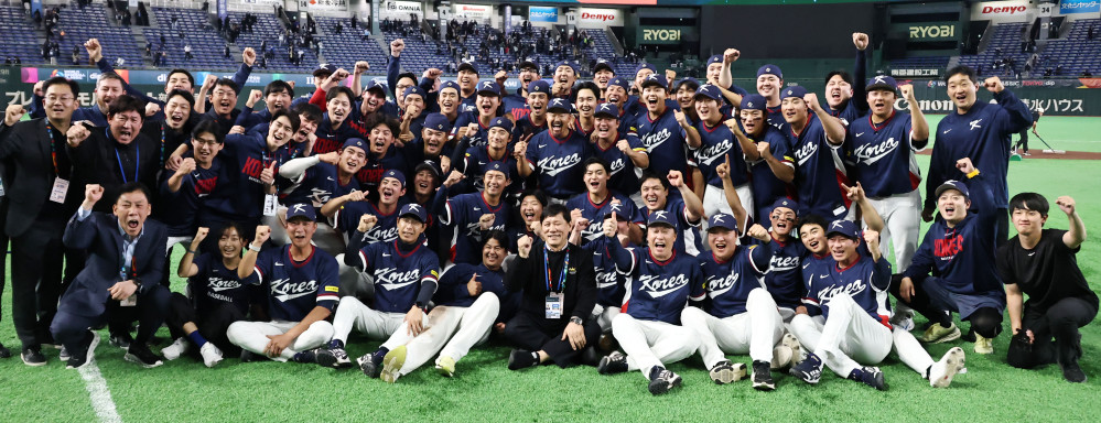▲9일 일본 도쿄돔에서 열린 2026 월드베이스볼클래식(WBC) C조 조별리그 최종전 대한민국과 호주의 경기.    호주를 꺾고 8강 진출을 확정한 한국 대표팀이 기뻐하며 기념촬영을 하고 있다. (연합뉴스)