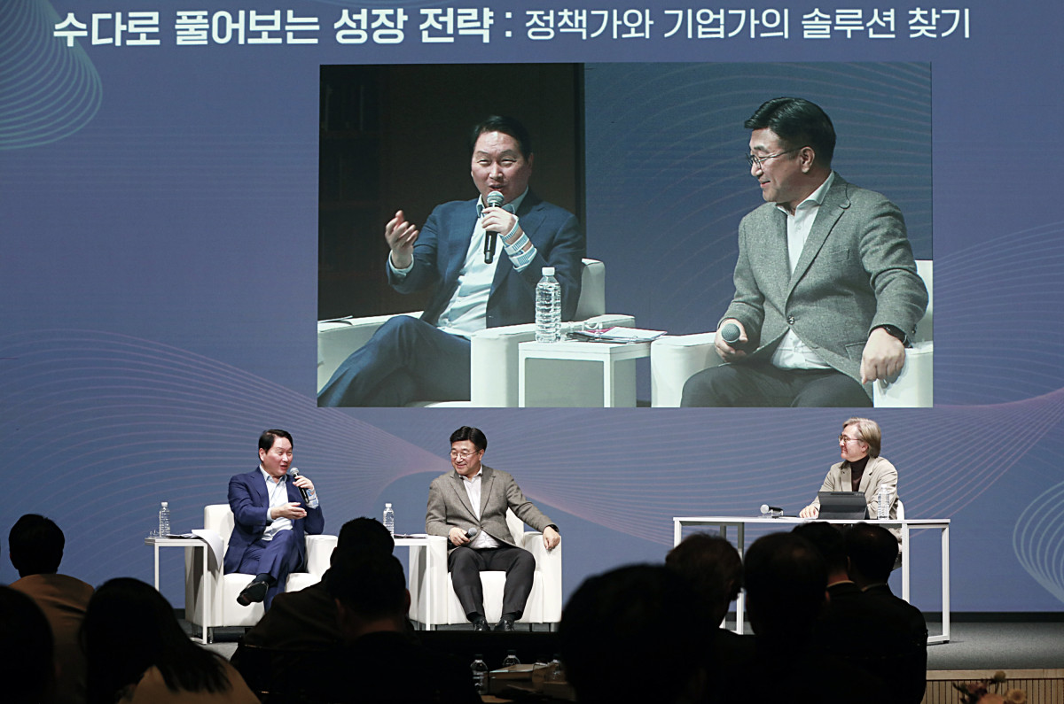 ▲최태원 SK그룹 회장(왼쪽)과 윤호중 행정안전부 장관(가운데)이 10일 서울 고등교육재단 컨퍼런스홀에서 열린 포럼 마지막 세션 ‘정책가와 기업가의 솔루션 찾기’ 대담을 진행하고 있다. (사진제공=사회적가치연구원)