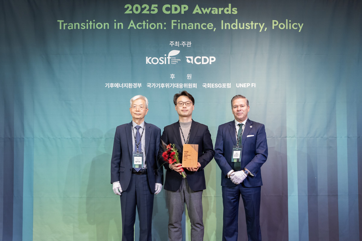 ▲2025 CDP 코리아 어워즈에서 장지인 CDP 한국위원회 위원장(왼쪽)과 호세 오르도네스 CDP APAC 총괄 대표(오른쪽), 신경훈 현대로템 지속가능경영팀장(가운데)이 10일 수상 후 기념촬영을 하고 있다. (사진= 현댄로템)