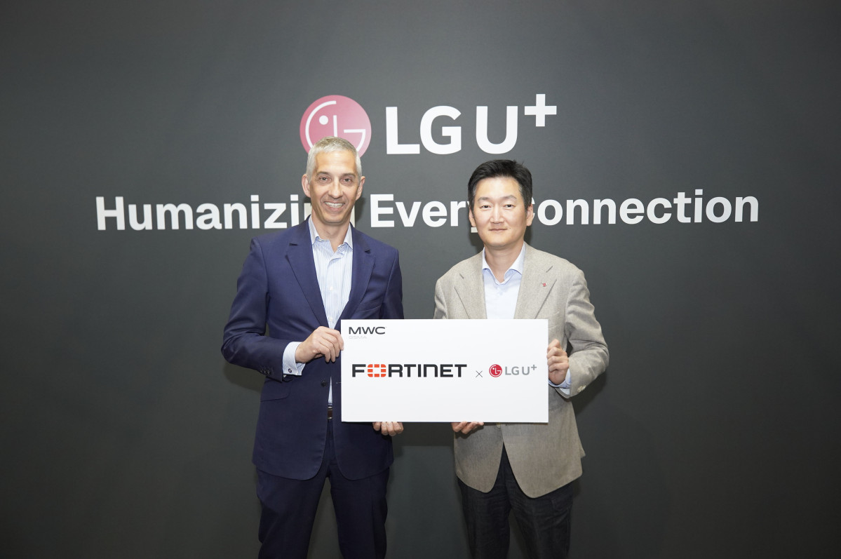 ▲LG유플러스가 글로벌 사이버 보안 기업 포티넷(Fortinet)과 손잡고 차세대 보안 서비스를 선보일 계획이다. 사진은 지난 4일(현지시간) MWC26 LG유플러스 전시부스에서 열린 협약식에서 권용현 LG유플러스 엔터프라이즈부문장(오른쪽)과 토마스 데뤼(Thomas Desrues) 포티넷 유럽·중동·아프리카 및 남아시아 채널 영업총괄(왼쪽)이 기념사진을 촬영하는 모습. (사진제공=LG유플러스)