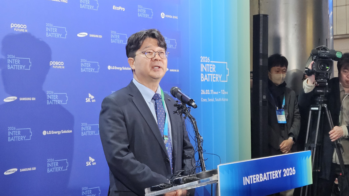 ▲엄기천 포스코퓨처엠 대표이사가 11일 서울 코엑스에서 열린 '인터배터리 2026'에 앞서 기자들의 질문에 답하고 있다. (정진용 기자 jjy@)