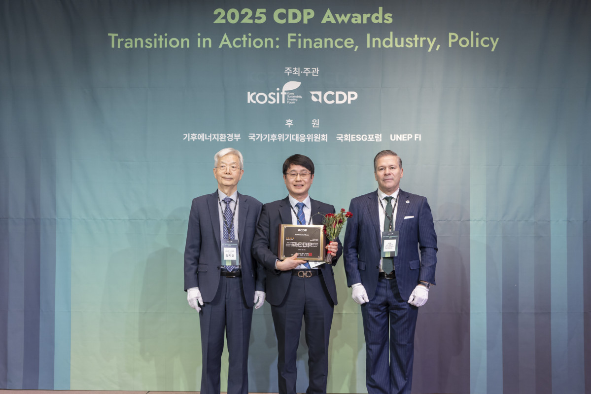 ▲‘2025 CDP 코리아 어워드’ 시상식에서 김제영 현대건설 안전수행지원실 상무(가운데)가 CDP 한국위원회 주요 관계자들과 기념사진을 촬영하고 있다. (사진제공=현대건설)