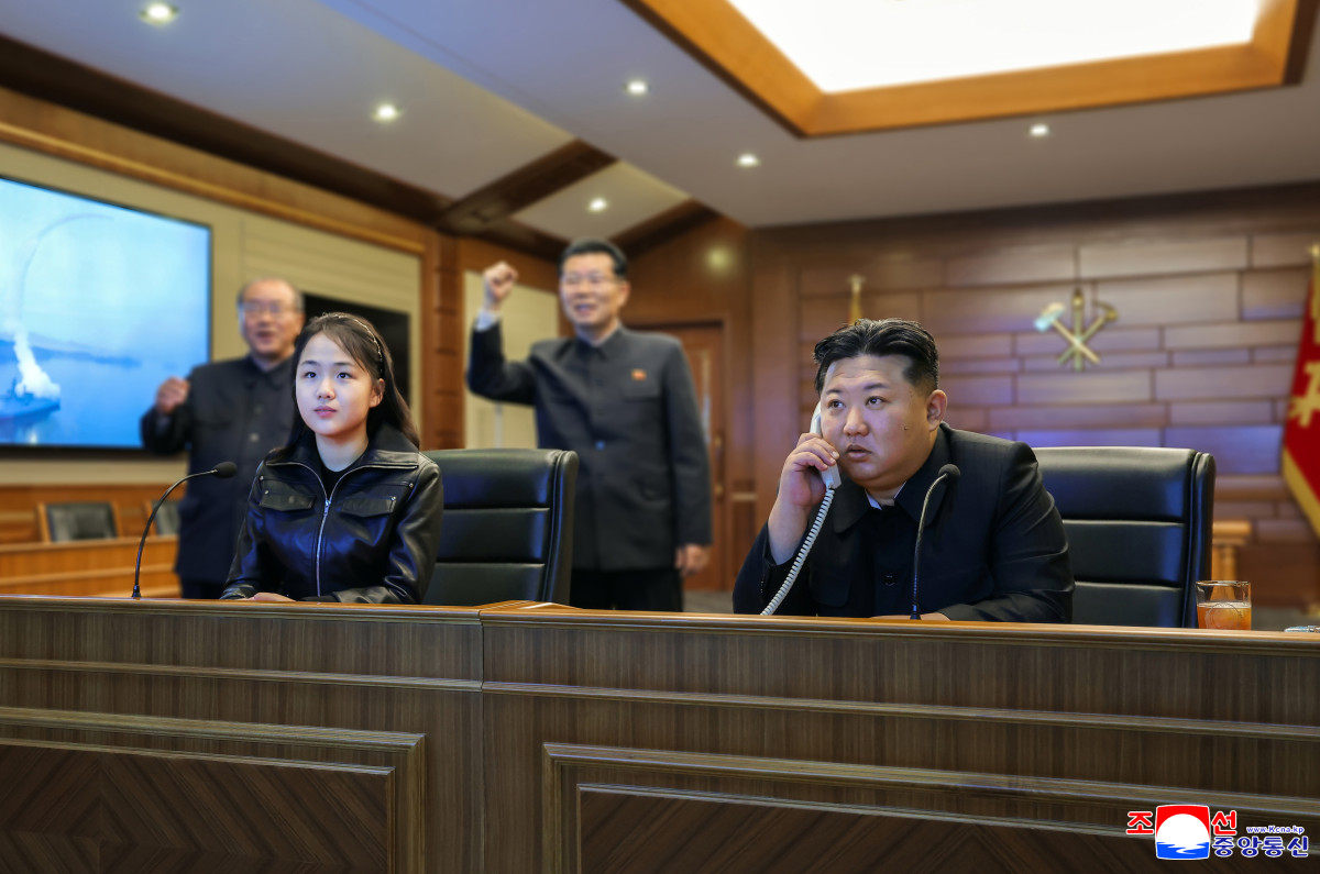 ▲김정은 북한 국무위원장이 화상으로 참관한 가운데 10일 구축함 최현호에서 순항미사일 시험발사를 진행했다고 조선중앙통신이 11일 보도했다. 이날 김 위원장의 딸 주애도 함께 화상으로 시험발사를 참관했다. (연합뉴스)