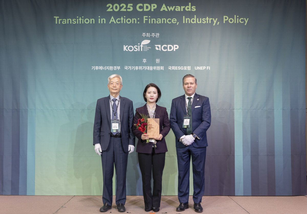 ▲10일 열린 2025 CDP 기후변화 대응·물 경영 우수기업 시상식에서 성유진 코스맥스 지속가능경영실장(가운데)이 섹터우수상을 수상한 뒤 기념촬영을 하고 있다. (사진제공=코스맥스)