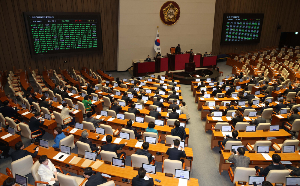 ▲지난달 25일 서울 여의도 국회 본회의에서 상법 일부개정법률안(대안)이 가결되고 있다. 정부와 여당이 증시 활성화를 위해 추진한 3차 상법 개정안은 회사가 자사주를 취득할 경우 새로 취득한 자사주는 1년 이내, 기존 자사주는 1년 6개월 이내에 처분하도록 하는 내용을 담고 있다. 고이란 기자 photoeran@ (이투데이DB)
