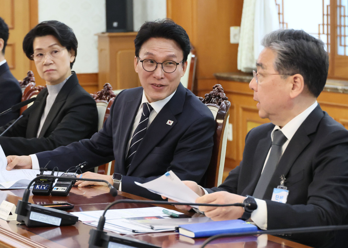 ▲김민석 국무총리가 11일 서울 종로구 정부서울청사에서 열린 '새만금·전북 대혁신TF' 킥오프 회의에서 장재훈 현대자동차 부회장과 인사를 나누고 있다. (연합뉴스)