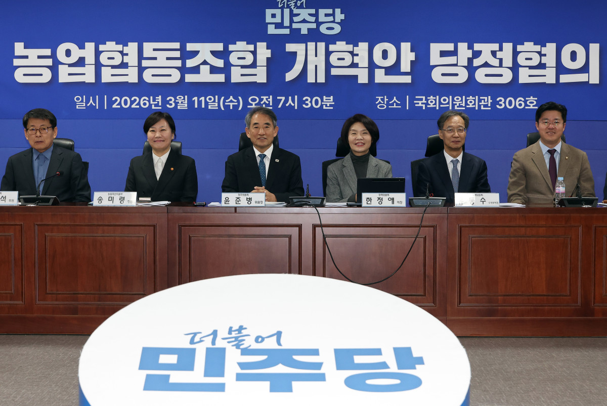 ▲한정애 더불어민주당 정책위의장 등이 11일 국회 의원회관에서 열린 농업협동조합 개혁안 당정 협의에서 기념 촬영을 하고 있다. 왼쪽부터 정조위 서삼석 의원, 송미령 농림축산식품부 장관, 윤준병 농림축산식품해양수산위원회 정조위원장, 한 의장, 유동수 수석부의장, 박상혁 수석부의장. 사진=연합뉴스