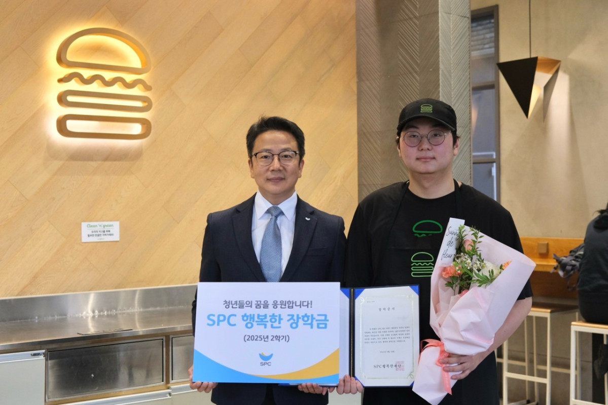 ▲상미당홀딩스 해피봉사단 관계자가 장학생으로 선정된 대학생과 기념 사진을 촬영하고 있다. (사진제공=상미당홀딩스)