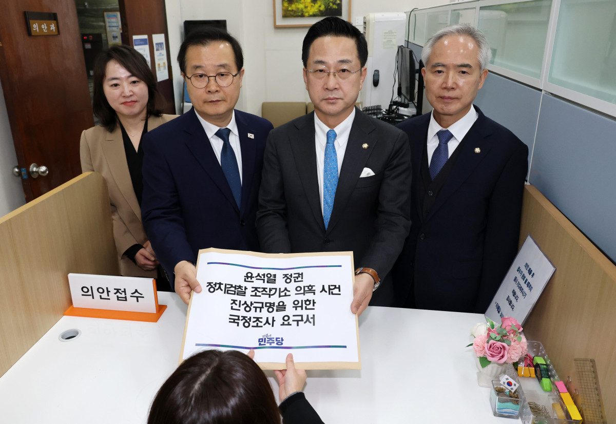 ▲더불어민주당 양부남, 박성태, 이건태, 이주희 의원(오른쪽부터)이 11일 서울 여의도 국회 의안과에서 윤석열 정권 정치검찰 조작기소 의혹 사건 진상규명 국정조사 요구서를 제출하고 있다. (공동취재)