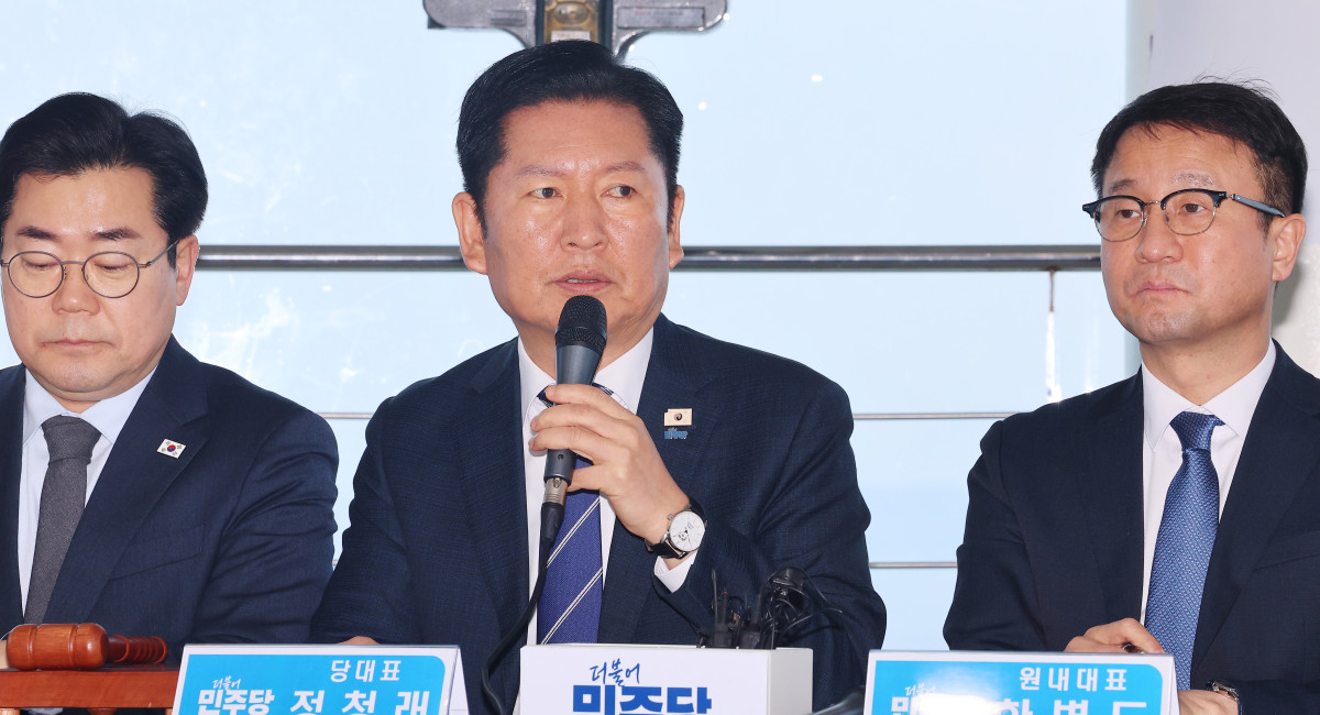 ▲더불어민주당 정청래 대표가 11일 인천 강화군 강화평화전망대에서 열린 인천 현장 최고위원회의에서 발언하고 있다. (사진=연합뉴스)
