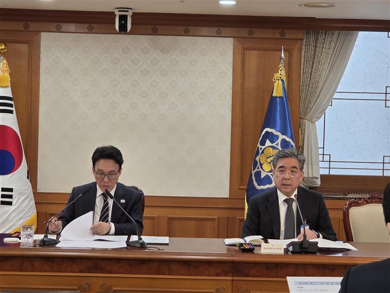 ▲김민석 국무총리(왼쪽)와 장재훈 현대자동차 부회장(오른쪽)이 11일 서울 종로구 정부서울청사에서 열린 '새만금·전북 대혁신TF' 킥오프 회의에 참석했다. (자료제공=현대차그룹)