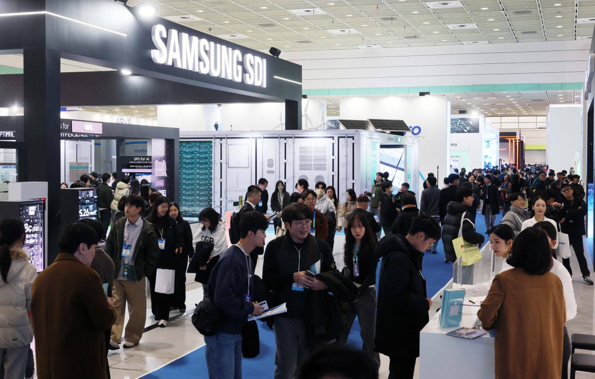 ▲11일 서울 강남구 코엑스에서 열린 국내 최대 배터리 전시회 ‘인터배터리 2026’에서 참관객들이 부스를 둘러보고 있다. 산업통상부 주최로 올해 14번째를 맞이한 올해 인터배터리에선 국내 배터리셀 3사(LG에너지솔루션·삼성SDI·SK온)를 비롯해 소재·부품·장비기업 등 배터리 전 밸류체인에 걸친 667개 국내외 기업들이 최신 제품과 기술 성과를 선보였다. 신태현 기자 holjjak@