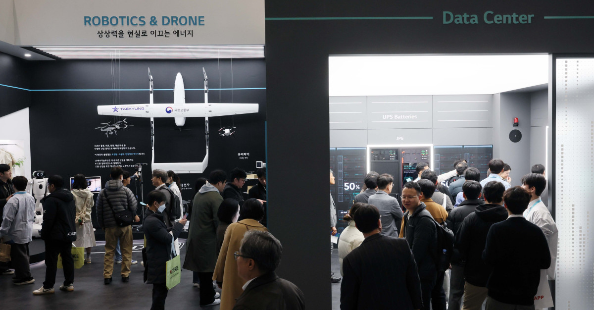 ▲11일 서울 강남구 코엑스에서 열린 국내 최대 배터리 전시회 ‘인터배터리 2026’에서 참관객들이 부스를 둘러보고 있다. 산업통상부 주최로 올해 14번째를 맞이한 올해 인터배터리에선 국내 배터리셀 3사(LG에너지솔루션·삼성SDI·SK온)를 비롯해 소재·부품·장비기업 등 배터리 전 밸류체인에 걸친 667개 국내외 기업들이 최신 제품과 기술 성과를 선보였다. 신태현 기자 holjjak@