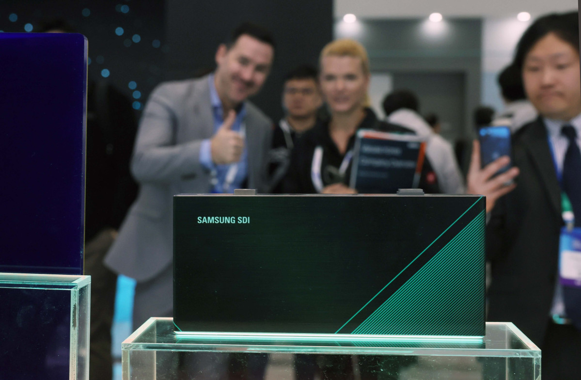 ▲11일 서울 강남구 코엑스에서 열린 국내 최대 배터리 전시회 ‘인터배터리 2026’에서 참관객들이 부스를 둘러보고 있다. 산업통상부 주최로 올해 14번째를 맞이한 올해 인터배터리에선 국내 배터리셀 3사(LG에너지솔루션·삼성SDI·SK온)를 비롯해 소재·부품·장비기업 등 배터리 전 밸류체인에 걸친 667개 국내외 기업들이 최신 제품과 기술 성과를 선보였다. 신태현 기자 holjjak@