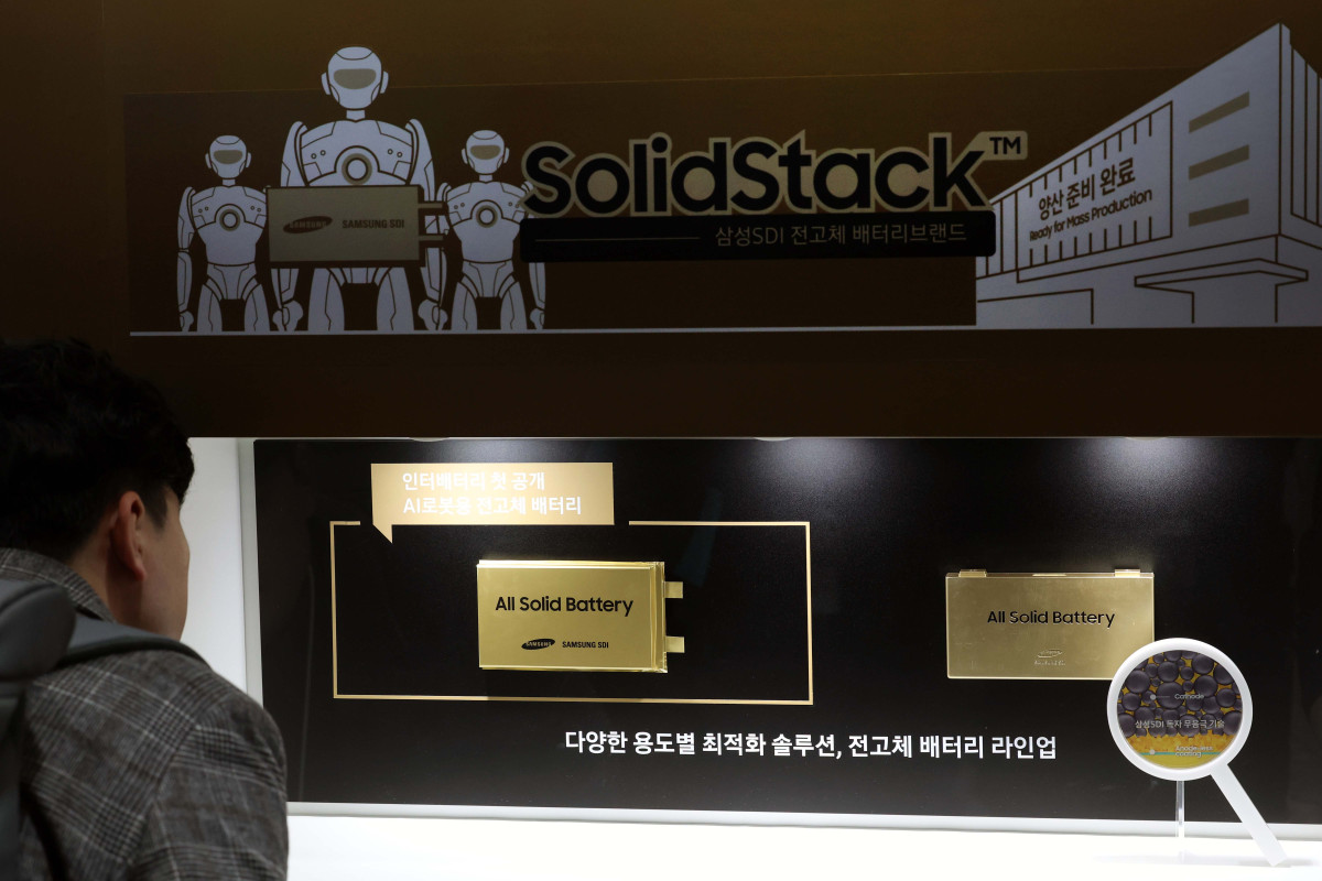 ▲11일 서울 강남구 코엑스에서 열린 국내 최대 배터리 전시회 ‘인터배터리 2026’에서 참관객들이 부스를 둘러보고 있다. 산업통상부 주최로 올해 14번째를 맞이한 올해 인터배터리에선 국내 배터리셀 3사(LG에너지솔루션·삼성SDI·SK온)를 비롯해 소재·부품·장비기업 등 배터리 전 밸류체인에 걸친 667개 국내외 기업들이 최신 제품과 기술 성과를 선보였다. 신태현 기자 holjjak@