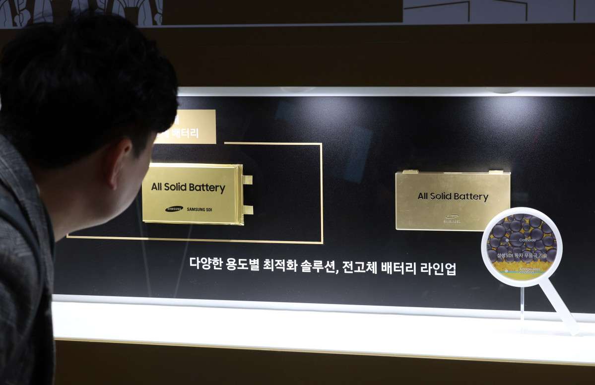 ▲11일 서울 강남구 코엑스에서 열린 국내 최대 배터리 전시회 ‘인터배터리 2026’에서 참관객들이 부스를 둘러보고 있다. 산업통상부 주최로 올해 14번째를 맞이한 올해 인터배터리에선 국내 배터리셀 3사(LG에너지솔루션·삼성SDI·SK온)를 비롯해 소재·부품·장비기업 등 배터리 전 밸류체인에 걸친 667개 국내외 기업들이 최신 제품과 기술 성과를 선보였다. 신태현 기자 holjjak@