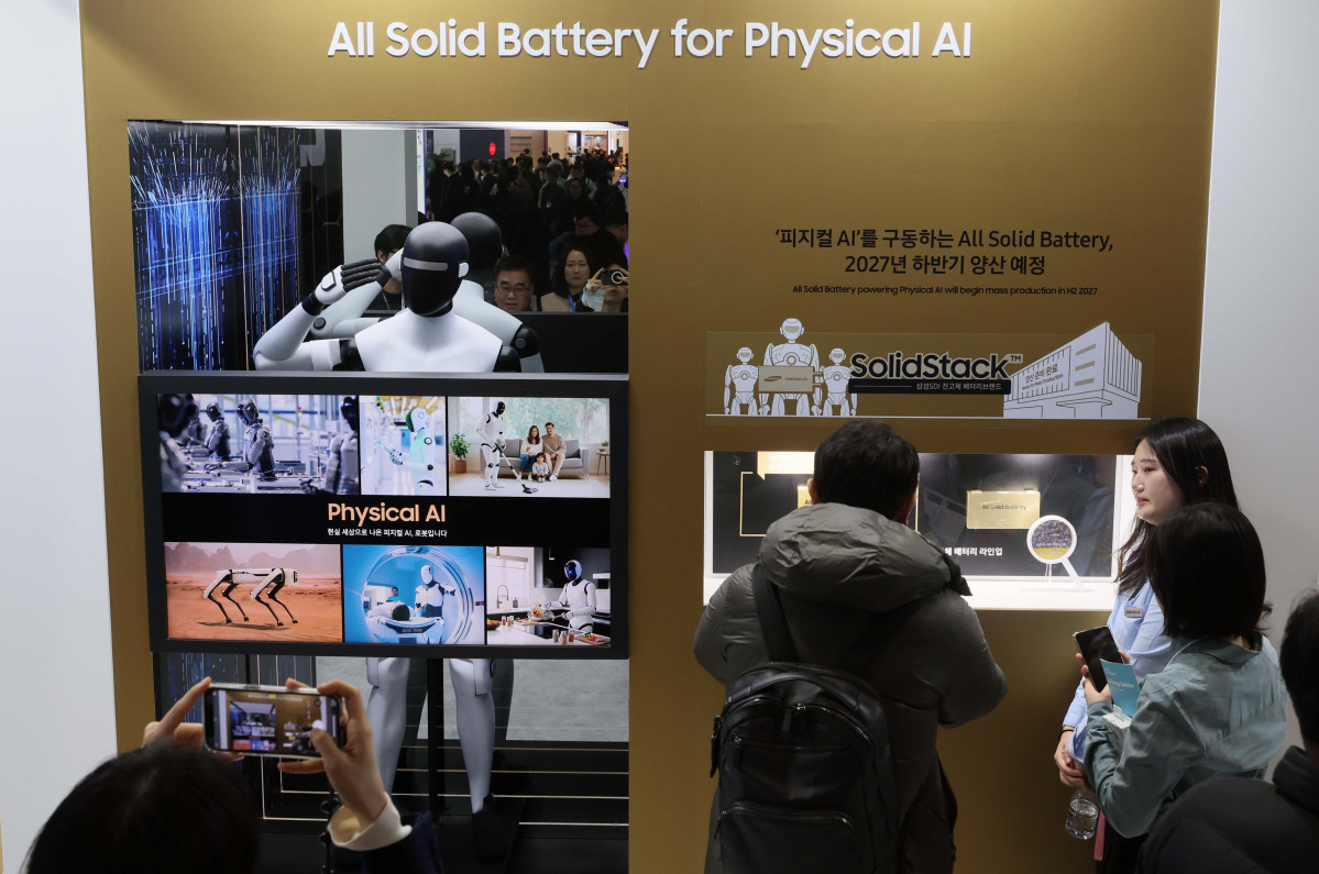 ▲11일 서울 강남구 코엑스에서 열린 국내 최대 배터리 전시회 ‘인터배터리 2026’에서 참관객들이 부스를 둘러보고 있다. 산업통상부 주최로 올해 14번째를 맞이한 올해 인터배터리에선 국내 배터리셀 3사(LG에너지솔루션·삼성SDI·SK온)를 비롯해 소재·부품·장비기업 등 배터리 전 밸류체인에 걸친 667개 국내외 기업들이 최신 제품과 기술 성과를 선보였다. 신태현 기자 holjjak@