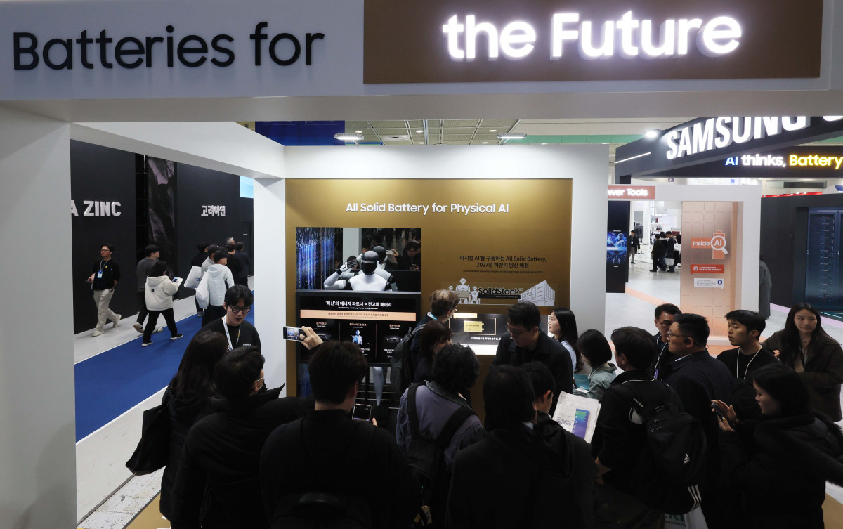 ▲11일 서울 강남구 코엑스에서 열린 국내 최대 배터리 전시회 ‘인터배터리 2026’에서 참관객들이 부스를 둘러보고 있다. 산업통상부 주최로 올해 14번째를 맞이한 올해 인터배터리에선 국내 배터리셀 3사(LG에너지솔루션·삼성SDI·SK온)를 비롯해 소재·부품·장비기업 등 배터리 전 밸류체인에 걸친 667개 국내외 기업들이 최신 제품과 기술 성과를 선보였다. 신태현 기자 holjjak@