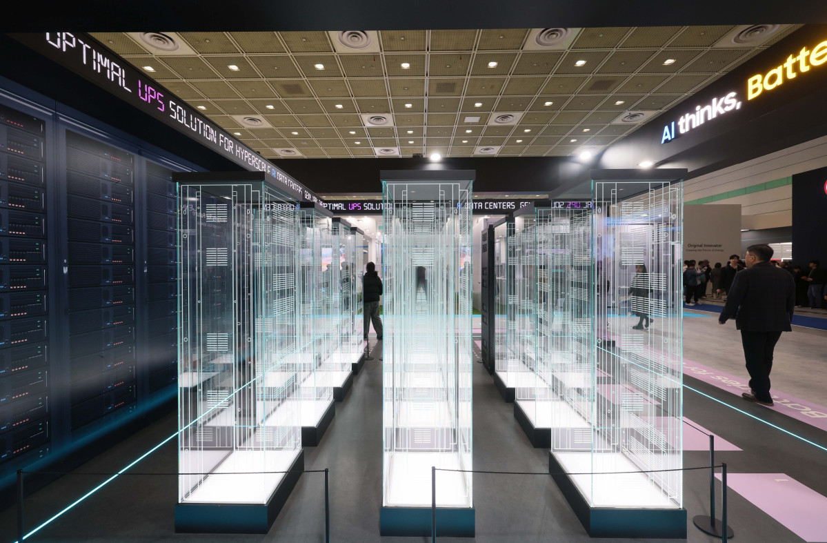 ▲11일 서울 강남구 코엑스에서 열린 국내 최대 배터리 전시회 ‘인터배터리 2026’에서 참관객들이 부스를 둘러보고 있다. 산업통상부 주최로 올해 14번째를 맞이한 올해 인터배터리에선 국내 배터리셀 3사(LG에너지솔루션·삼성SDI·SK온)를 비롯해 소재·부품·장비기업 등 배터리 전 밸류체인에 걸친 667개 국내외 기업들이 최신 제품과 기술 성과를 선보였다. 신태현 기자 holjjak@