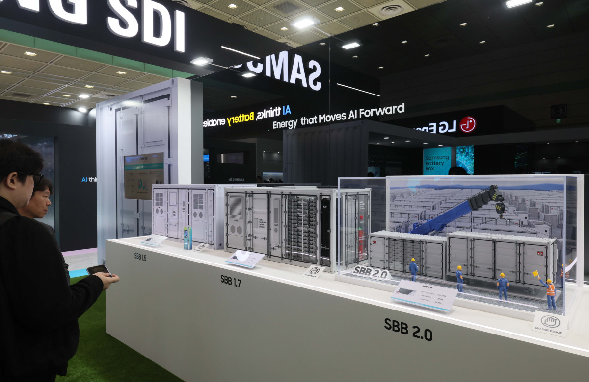 ▲11일 서울 강남구 코엑스에서 열린 국내 최대 배터리 전시회 ‘인터배터리 2026’에서 참관객들이 부스를 둘러보고 있다. 산업통상부 주최로 올해 14번째를 맞이한 올해 인터배터리에선 국내 배터리셀 3사(LG에너지솔루션·삼성SDI·SK온)를 비롯해 소재·부품·장비기업 등 배터리 전 밸류체인에 걸친 667개 국내외 기업들이 최신 제품과 기술 성과를 선보였다. 신태현 기자 holjjak@