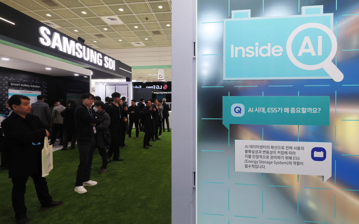 ▲11일 서울 강남구 코엑스에서 열린 국내 최대 배터리 전시회 ‘인터배터리 2026’에서 참관객들이 부스를 둘러보고 있다. 산업통상부 주최로 올해 14번째를 맞이한 올해 인터배터리에선 국내 배터리셀 3사(LG에너지솔루션·삼성SDI·SK온)를 비롯해 소재·부품·장비기업 등 배터리 전 밸류체인에 걸친 667개 국내외 기업들이 최신 제품과 기술 성과를 선보였다. 신태현 기자 holjjak@