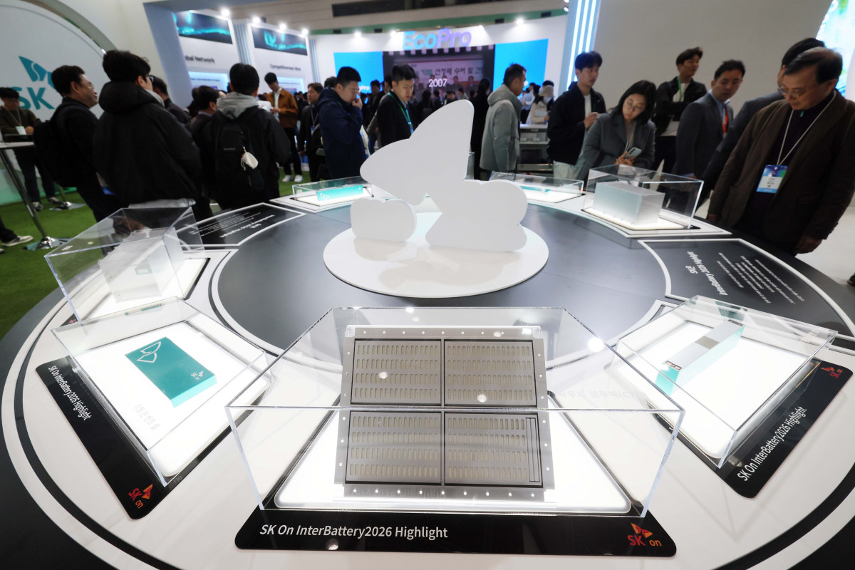 ▲11일 서울 강남구 코엑스에서 열린 국내 최대 배터리 전시회 ‘인터배터리 2026’에서 참관객들이 부스를 둘러보고 있다. 산업통상부 주최로 올해 14번째를 맞이한 올해 인터배터리에선 국내 배터리셀 3사(LG에너지솔루션·삼성SDI·SK온)를 비롯해 소재·부품·장비기업 등 배터리 전 밸류체인에 걸친 667개 국내외 기업들이 최신 제품과 기술 성과를 선보였다. 신태현 기자 holjjak@