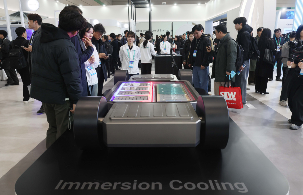 ▲11일 서울 강남구 코엑스에서 열린 국내 최대 배터리 전시회 ‘인터배터리 2026’에서 참관객들이 부스를 둘러보고 있다. 산업통상부 주최로 올해 14번째를 맞이한 올해 인터배터리에선 국내 배터리셀 3사(LG에너지솔루션·삼성SDI·SK온)를 비롯해 소재·부품·장비기업 등 배터리 전 밸류체인에 걸친 667개 국내외 기업들이 최신 제품과 기술 성과를 선보였다. 신태현 기자 holjjak@