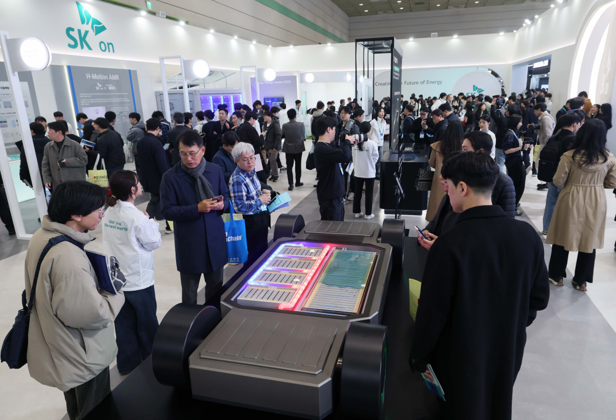 ▲11일 서울 강남구 코엑스에서 열린 국내 최대 배터리 전시회 ‘인터배터리 2026’에서 참관객들이 부스를 둘러보고 있다. 산업통상부 주최로 올해 14번째를 맞이한 올해 인터배터리에선 국내 배터리셀 3사(LG에너지솔루션·삼성SDI·SK온)를 비롯해 소재·부품·장비기업 등 배터리 전 밸류체인에 걸친 667개 국내외 기업들이 최신 제품과 기술 성과를 선보였다. 신태현 기자 holjjak@