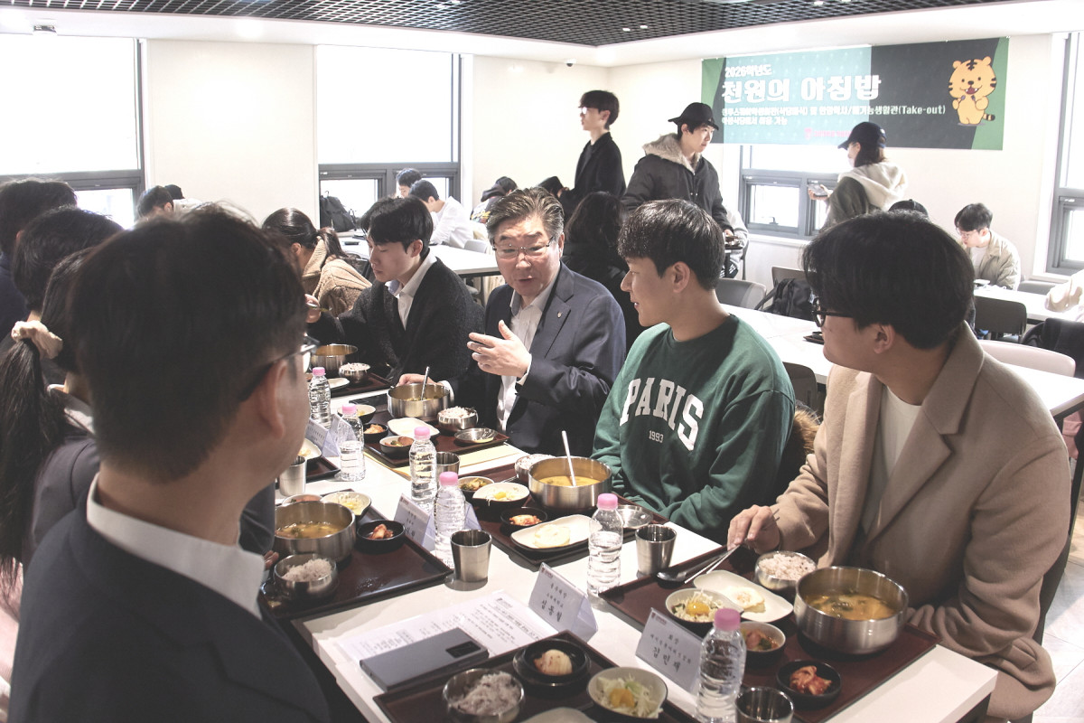 ▲김동원 고려대 총장과 학생 대표가 '천원의 아침밥'을 먹고 있다. (사진=고려대)