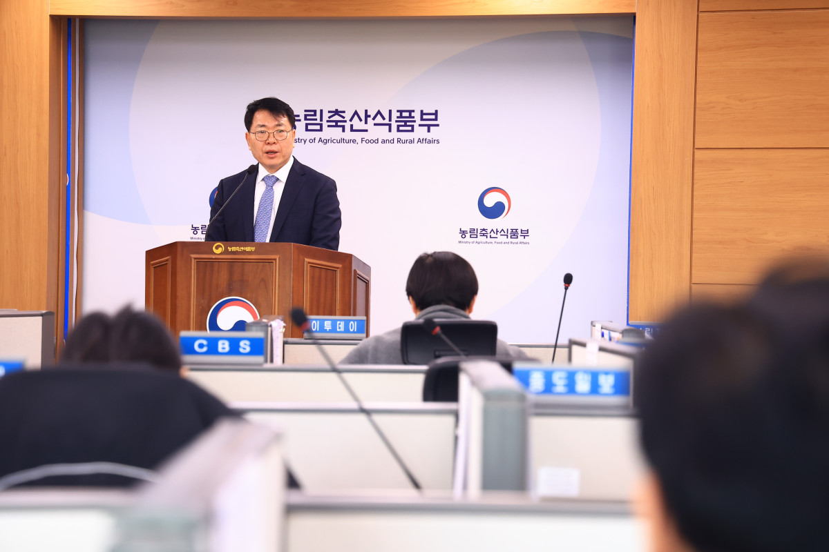 ▲김정욱 농림축산식품부 농산업혁신정책실장이 10일 정부세종청사에서 ‘농업·농촌 인공지능 전환(AX) 전략’에 대해 브리핑을 하고 있다. (사진제공=농림축산식품부)