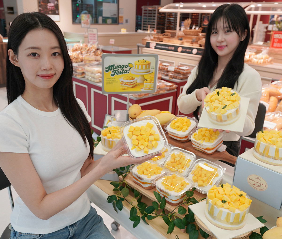 ▲신세계푸드가 본격적인 망고 시즌에 앞서 '가장 먼저 만나는' 망고 케이크 2종을 전국 이마트 베이커리 매장에서 판매한다. (사진제공=신세계푸드)