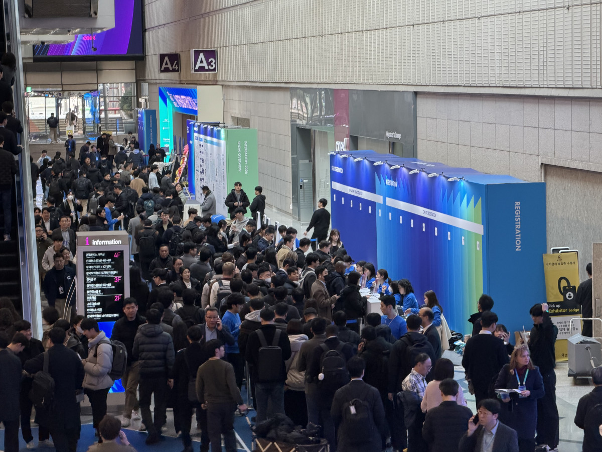 ▲11일 서울 코엑스에서 개막한 '인터배터리 2026' 매표소에 인파가 몰린 모습. (김민서 기자 viajeporlune@)