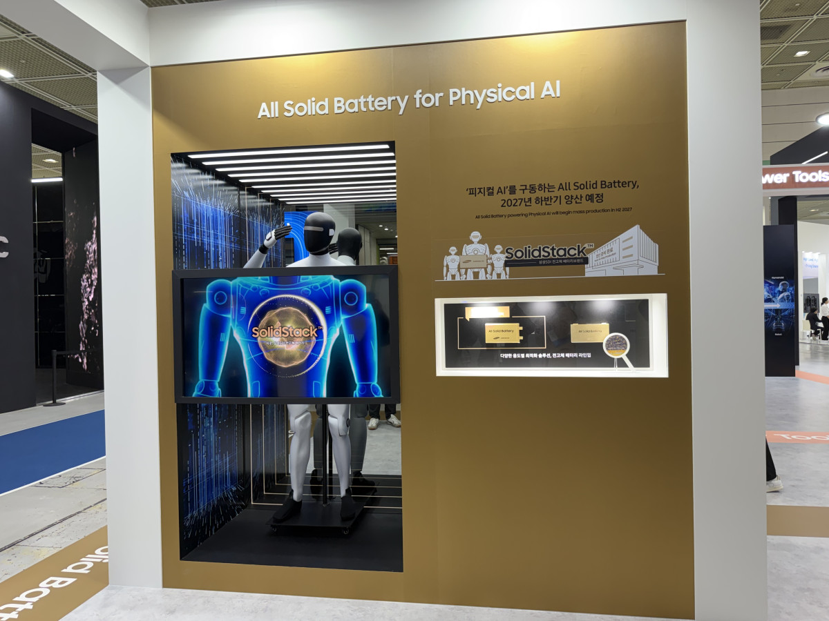 ▲삼성SDI는 11일 서울 코엑스에서 개막한 인터배터리2026에서 2027년 양산 예정인 전고체 배터리 브랜드를 '솔리드스택'으로 정하고 피지컬AI와 함께 소개했다. (김민서 기자 viajeporlune@)