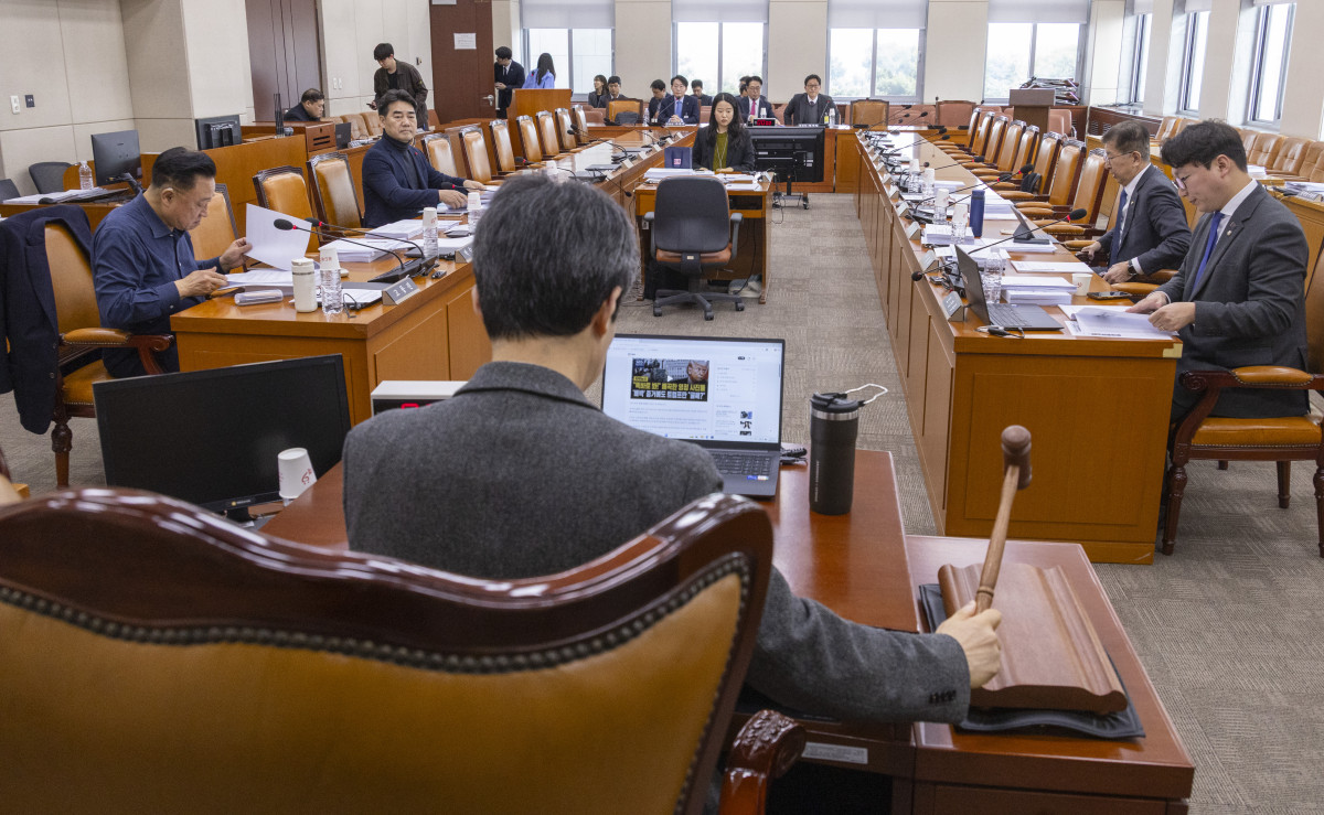 ▲국회 행정안전위원회 법안심사제1소위원회 위원장인 민주당 윤건영 의원이 11일 국회 행안위 법안소위에서 부산 글로벌 허브도시 특별법 공청회를 시작하고 있다. (연합뉴스)