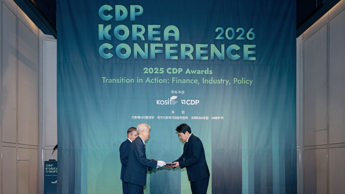 ▲2025 탄소정보공개프로젝트 코리아 어워즈에서 수상 중인 조재현 부사장(정책대응 담당, 오른쪽) (사진제공=SK하이닉스)