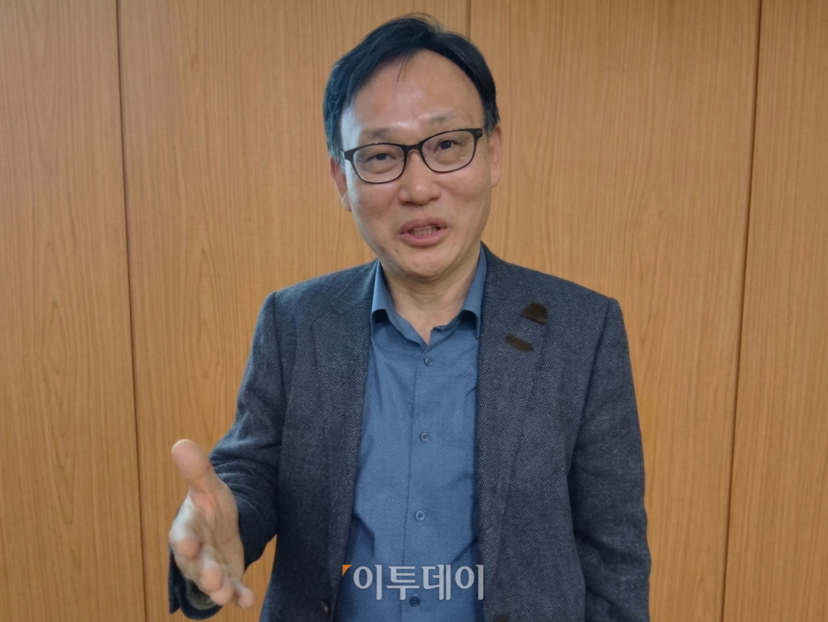 ▲6일 서울 강남구에서 만난 신원철 대한수면연구학회 회장(강동경희대병원 신경과 교수)이 국내 수면 건강 현황에 대해 설명하고 있다. (한성주 기자 hsj@)