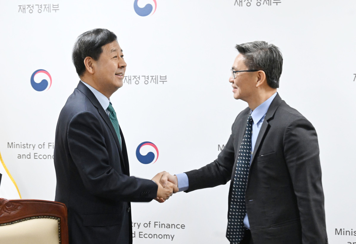 ▲구윤철 부총리 겸 재정경제부 장관이 3월 11일 서울 종로구 정부서울청사에서 연례협의차 방한한 국제신용평가사 스탠더드앤드푸어스(S&P) 연례협의단의 예방 받고 킴엥 탄 아태지역 국가신용등급 총괄 이사와 악수하며 인사하고 있다. (재정경제부)