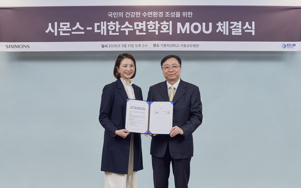 ▲김민수 시몬스 대표(좌)와 박찬순 대한수면학회 회장(우)이 기념사진을 찍고 있다.(시몬스)