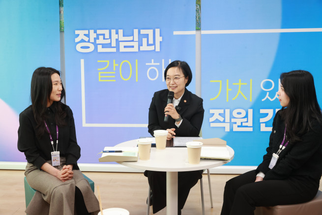 ▲한성숙 중소벤처기업부 장관이 11일 대전 소상공인시장진흥공단을 방문해 공단 임직원들과 중동 상황 관련 소상공인 현장 상황을 점검하고 정책 집행 과정의 애로사항을 논의하고 있다. (사진출처=중소벤처기업부)