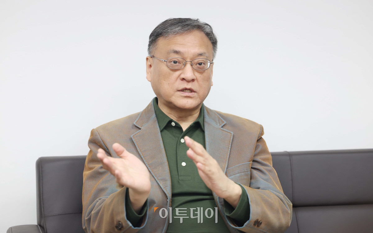▲이성욱 알지노믹스 대표가 경기 성남시 알지노믹스에서 이투데이와 인터뷰를 갖고 있다. 신태현 기자 holjjak@
