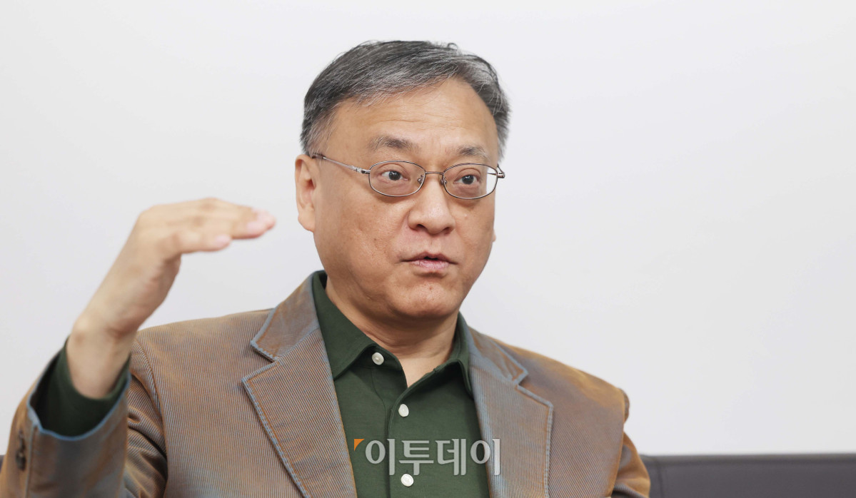 ▲이성욱 알지노믹스 대표가 경기 성남시 알지노믹스에서 이투데이와 인터뷰를 갖고 있다. 신태현 기자 holjjak@