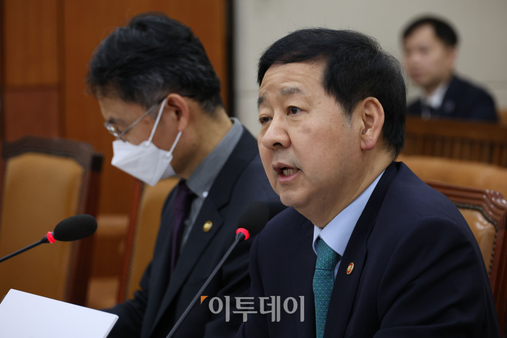 ▲구윤철 부총리 겸 재정경제부 장관이 11일 서울 여의도 국회에서 열린 재정경제기획위원회 전체회의 현안질의에서 의원 질문에 답하고 있다. 고이란 기자 photoeran@