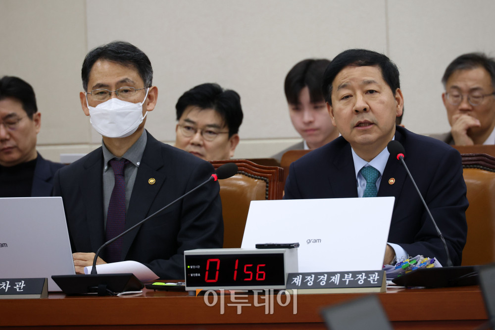 ▲구윤철 부총리 겸 재정경제부 장관이 11일 서울 여의도 국회에서 열린 재정경제기획위원회 전체회의 현안질의에서 의원 질문에 답하고 있다. 고이란 기자 photoeran@